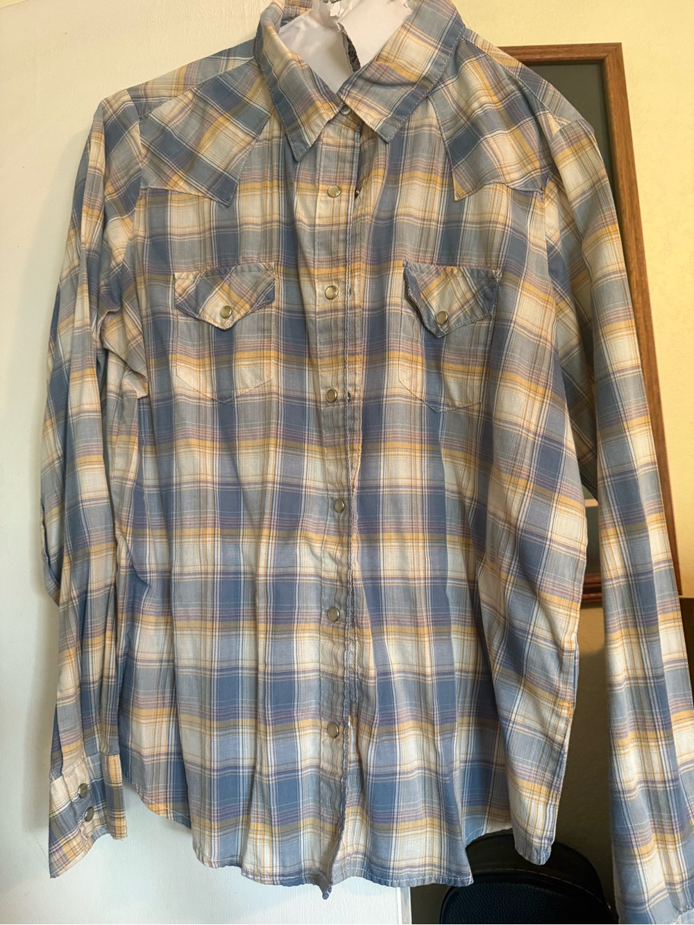 Wrangler women’s  Plaid Pearl snap Shirt in Blue, Cream & Yellow L